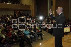 MIGUEL CARBONELL PRESENTA LIBRO EN DERECHO DE LA BUAP