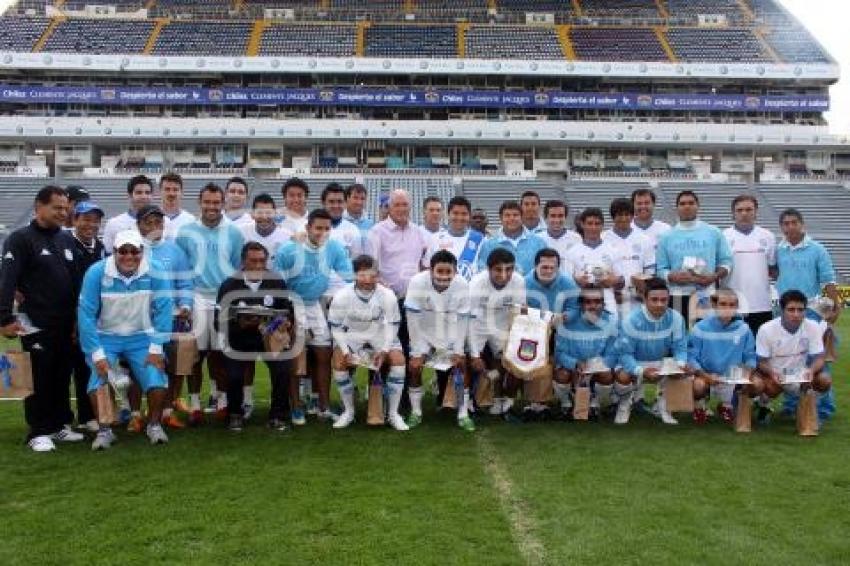 RIVERA VISITA AL PUEBLA F. C.
