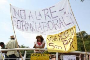 PROTESTAN EN CONTRA DE LA REFORMA LABORAL DURANTE EL HUEY ATLIXCÁYOTL