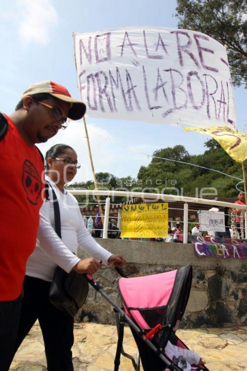 PROTESTAN EN CONTRA DE LA REFORMA LABORAL DURANTE EL HUEY ATLIXCÁYOTL