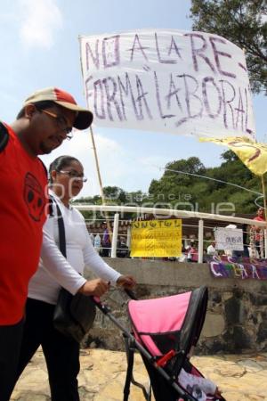 PROTESTAN EN CONTRA DE LA REFORMA LABORAL DURANTE EL HUEY ATLIXCÁYOTL