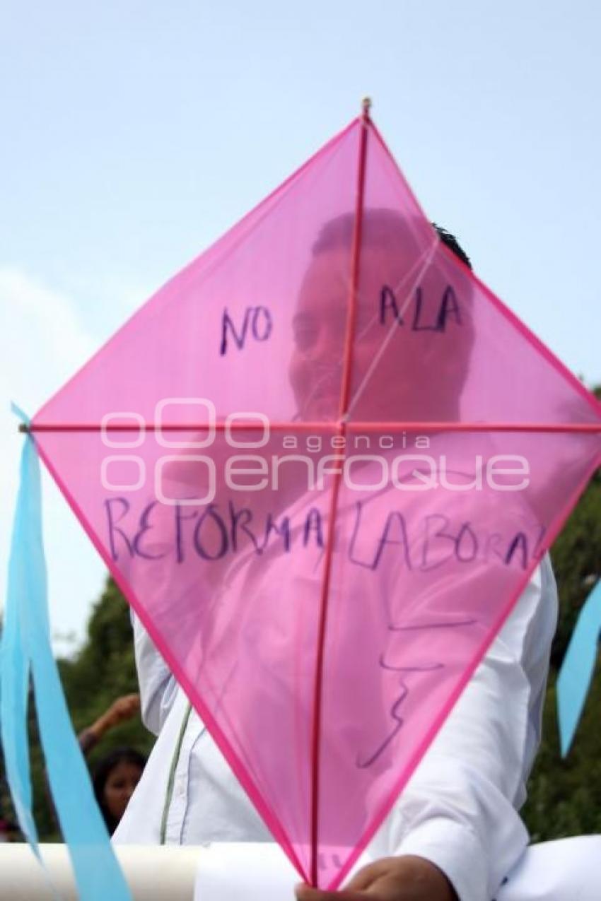 PROTESTAN EN CONTRA DE LA REFORMA LABORAL DURANTE EL HUEY ATLIXCÁYOTL