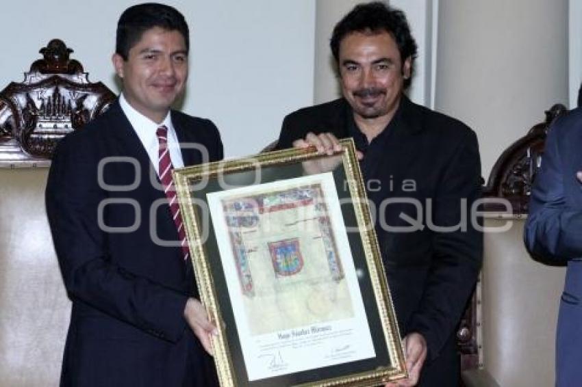 HUGO SÁNCHEZ RECIBE LA CÉDULA REAL