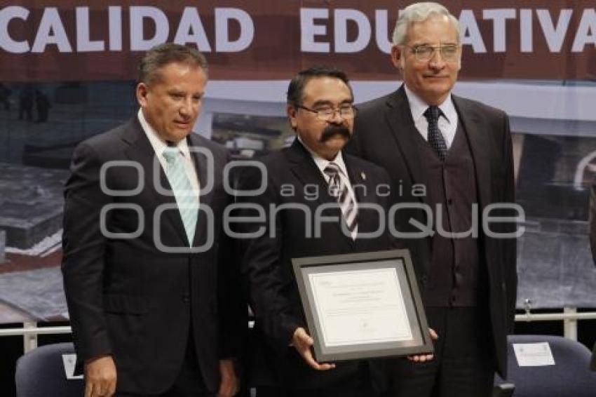 ENTREGAN RECONOCIMIENTO A LA CALIDAD DE LA BUAP