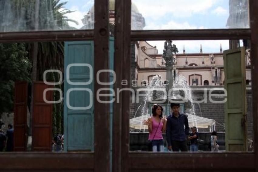 EXPOSICIÓN PUERTAS EN EL ZÓCALO DE LA CIUDAD