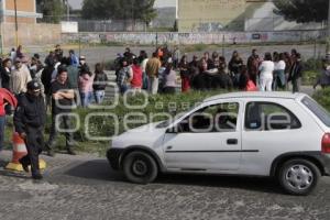 PADRES DE FAMILIA CIERRAN LATERAL AUTOPISTA