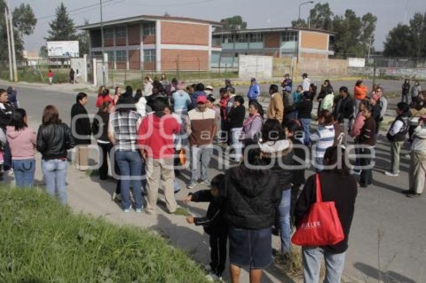 PADRES DE FAMILIA CIERRAN LATERAL AUTOPISTA