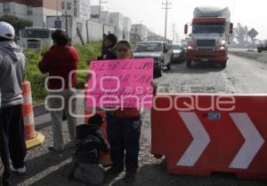 PADRES DE FAMILIA CIERRAN LATERAL AUTOPISTA