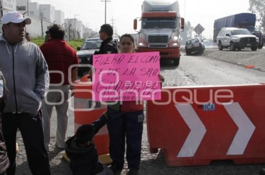 PADRES DE FAMILIA CIERRAN LATERAL AUTOPISTA