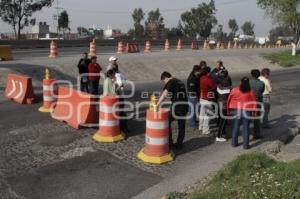 PADRES DE FAMILIA CIERRAN LATERAL AUTOPISTA