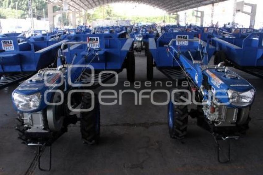 FIRMA DE CONVENIO ENTRE AGRICULTORES Y EMPRESAS AVICULTORAS Y ENTREGA DE MOTROTACTORES