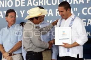 FIRMA DE CONVENIO ENTRE AGRICULTORES Y EMPRESAS AVICULTORAS  Y ENTREGA DE MOTROTACTORES