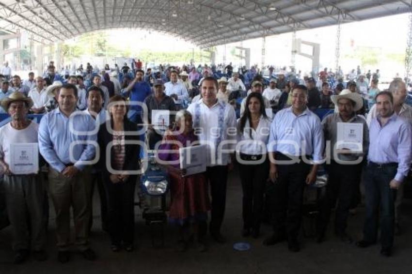 FIRMA DE CONVENIO ENTRE AGRICULTORES Y EMPRESAS AVICULTORAS  Y ENTREGA DE MOTROTACTORES