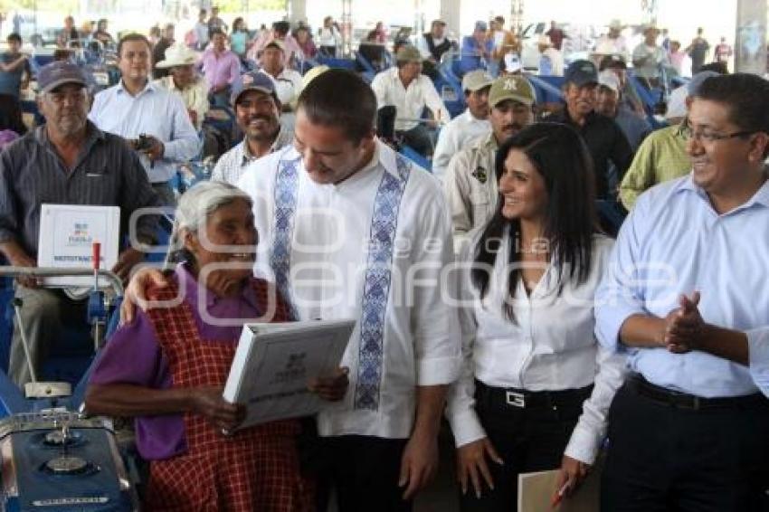 FIRMA DE CONVENIO ENTRE AGRICULTORES Y EMPRESAS AVICULTORAS Y ENTREGA DE MOTROTACTORES