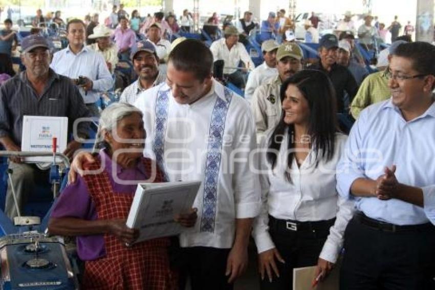 FIRMA DE CONVENIO ENTRE AGRICULTORES Y EMPRESAS AVICULTORAS  Y ENTREGA DE MOTROTACTORES