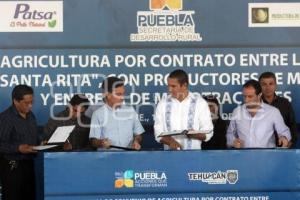 FIRMA DE CONVENIO ENTRE AGRICULTORES Y EMPRESAS AVICULTORAS  Y ENTREGA DE MOTROTACTORES