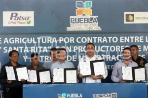 FIRMA DE CONVENIO ENTRE AGRICULTORES Y EMPRESAS AVICULTORAS  Y ENTREGA DE MOTROTACTORES