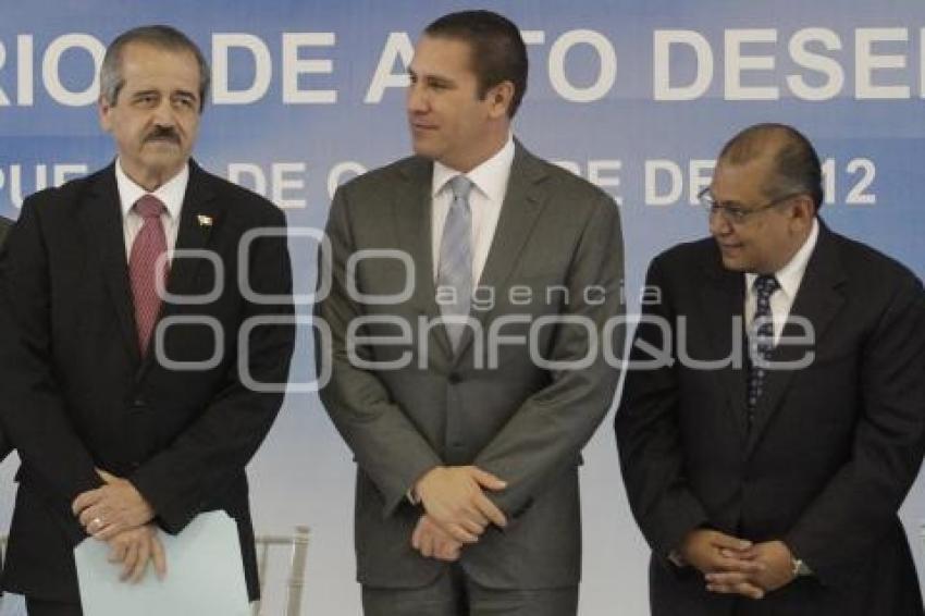 EDUCACIÓN . ENTREGA DE COMPUTADORAS