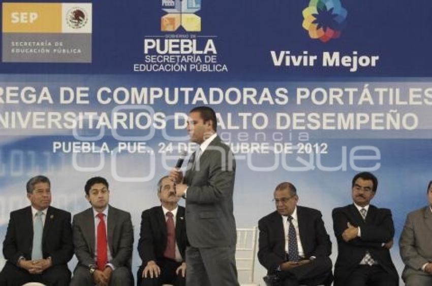 EDUCACIÓN . ENTREGA DE COMPUTADORAS