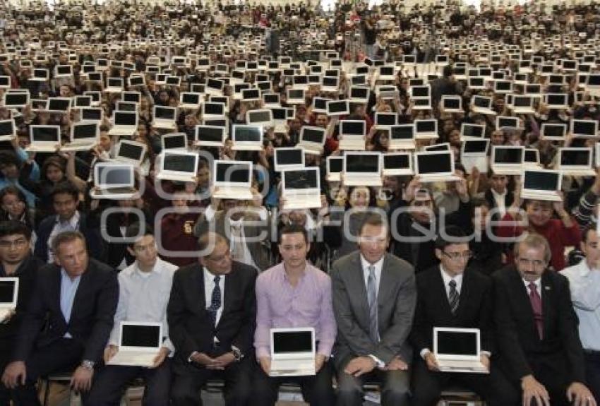 EDUCACIÓN . ENTREGA DE COMPUTADORAS