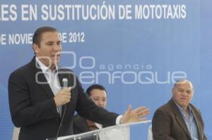 GOBIERNO . ENTREGA TAXIS LOCALES