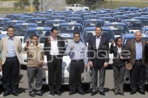 GOBIERNO . ENTREGA TAXIS LOCALES