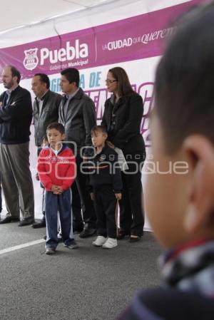 INAUGURA EDUARDO RIVERA CALLES PAVIMENTADAS