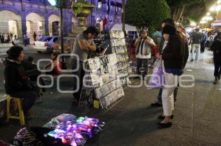 COMERCIANTES ANTORCHISTAS SE INSTALAN EN EL ZÓCALO DE LA CIUDAD