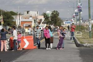 VECINOS CIERRAN CALLE Y EXIGEN PUENTE PEATONAL