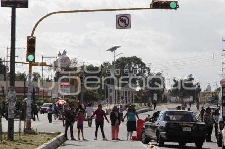 VECINOS CIERRAN CALLE Y EXIGEN PUENTE PEATONAL