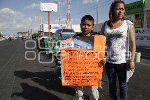 VECINOS CIERRAN CALLE Y EXIGEN PUENTE PEATONAL