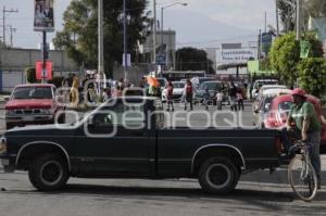 VECINOS CIERRAN CALLE Y EXIGEN PUENTE PEATONAL