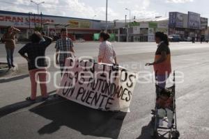 VECINOS CIERRAN CALLE Y EXIGEN PUENTE PEATONAL