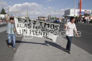 VECINOS CIERRAN CALLE Y EXIGEN PUENTE PEATONAL