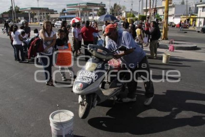 VECINOS CIERRAN CALLE Y EXIGEN PUENTE PEATONAL