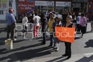 VECINOS CIERRAN CALLE Y EXIGEN PUENTE PEATONAL