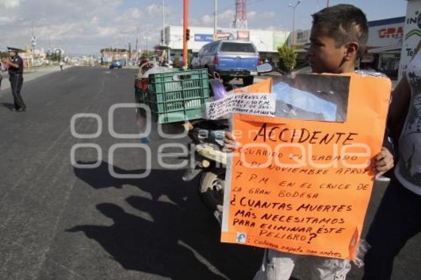 VECINOS CIERRAN CALLE Y EXIGEN PUENTE PEATONAL