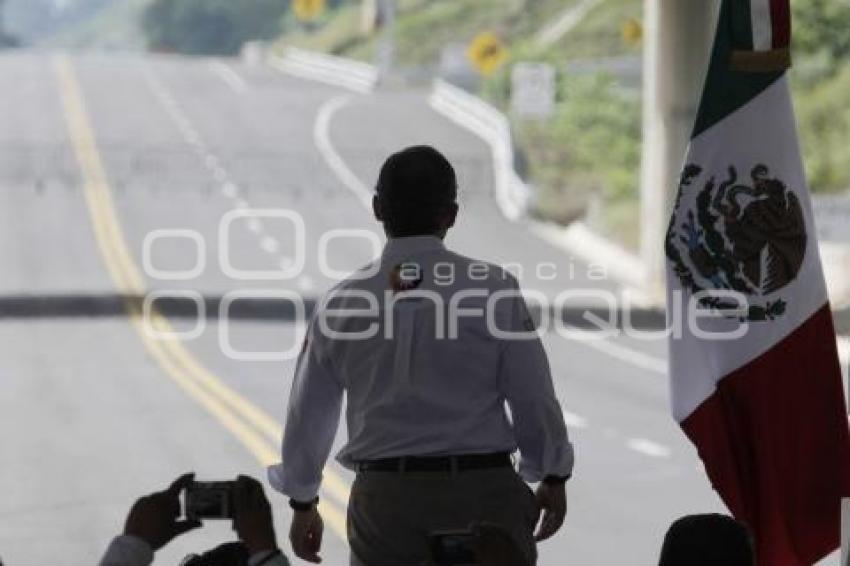 INAUGURA FELIPE CALDERÓN TRAMO CARRETERO