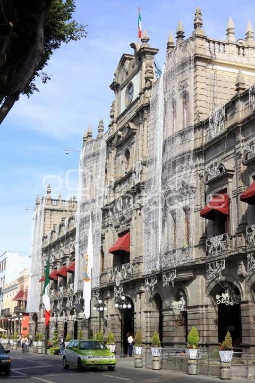 ADORNOS NAVIDEÑOS EN EL PALACIO MUNICIPAL