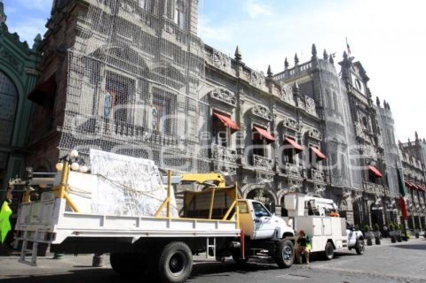 ADORNOS NAVIDEÑOS EN EL PALACIO MUNICIPAL