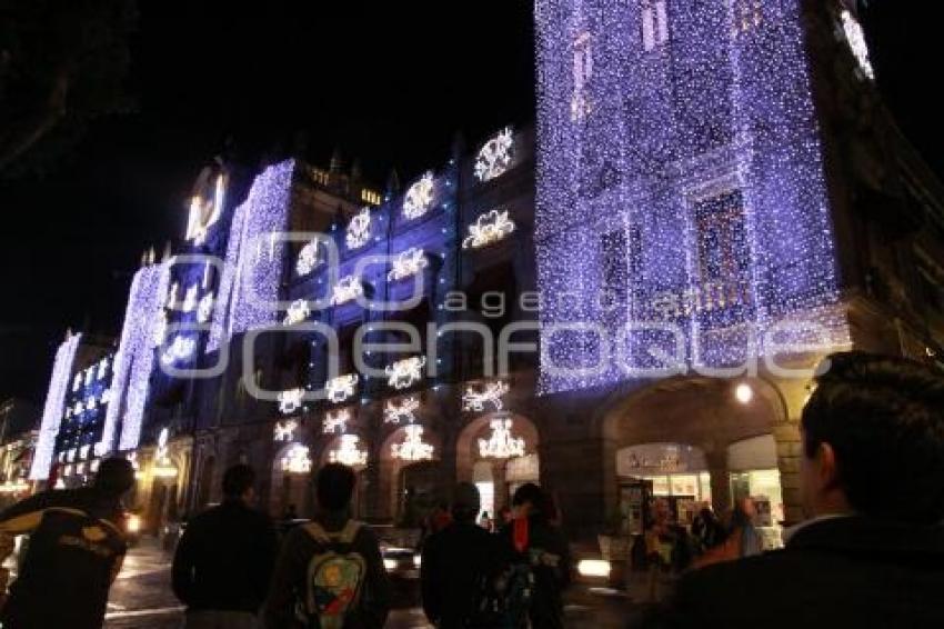 ADORNOS NAVIDEÑOS EN EL PALACIO MUNICIPAL