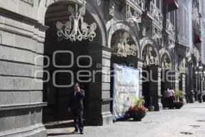 ADORNOS NAVIDEÑOS EN EL PALACIO MUNICIPAL