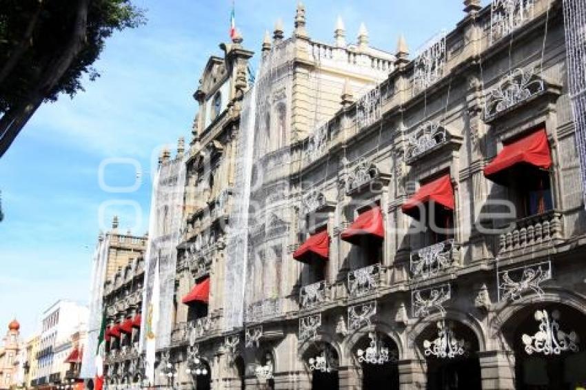 ADORNOS NAVIDEÑOS EN EL PALACIO MUNICIPAL