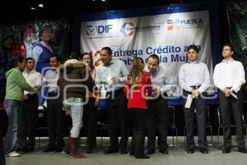 ENTREGA DE CHEQUES CRÉDITO A LA PALABRA DE LA MUJER