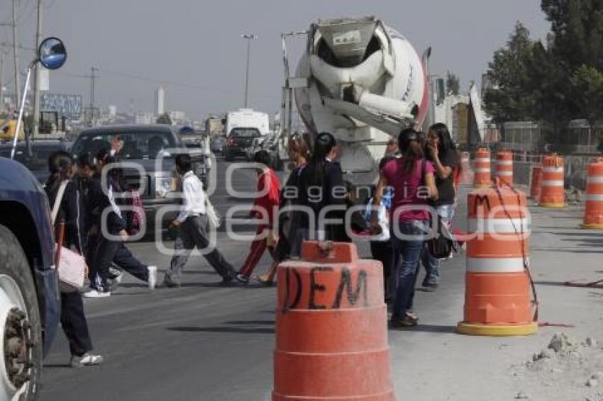 PIDEN PUENTE PEATONAL VECINOS TLAXCALANCINGO