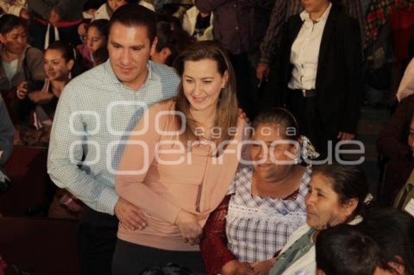 ENTREGA DE CHEQUES CRÉDITO A LA PALABRA DE LA MUJER