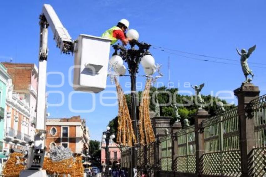 COLOCAN ADORNOS NAVIDEÑOS EN LÁMPARAS DEL CENTRO