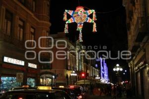 ADORNOS NAVIDEÑOS ILUMINAN LAS CALLES DEL CENTRO HISTÓRICO