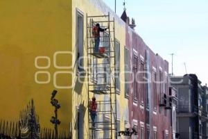 CONTINÚAN PINTANDO FACHADA DE LA CATEDRAL