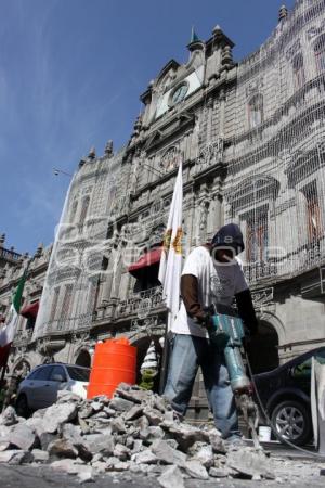 OBRA FRENTE AL PALACIO MUNICIPAL